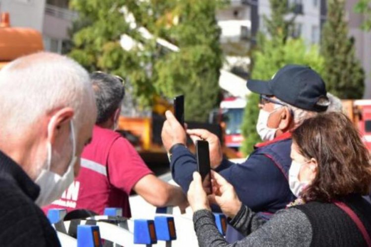 İzmir'de enkaz bölgesine fotoğraf çekmek için gelenlere polisten uyarı