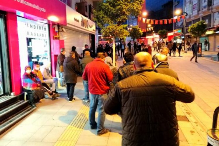 Ev sahibi olabilmek için bir gece önceden sıraya girdiler