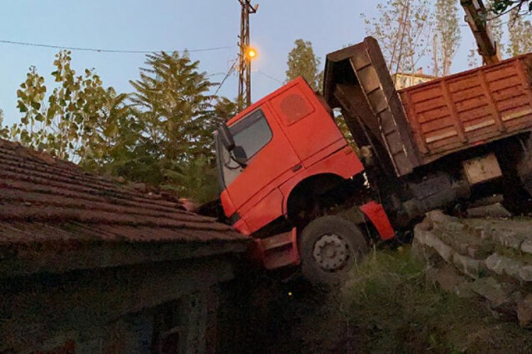 Freni boşalan kamyon gecekondunun çatısına uçtu