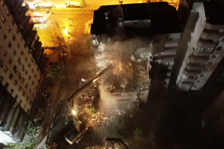 Yıkımına başlanan Yılmaz Erbek Apartmanı havadan görüntülendi