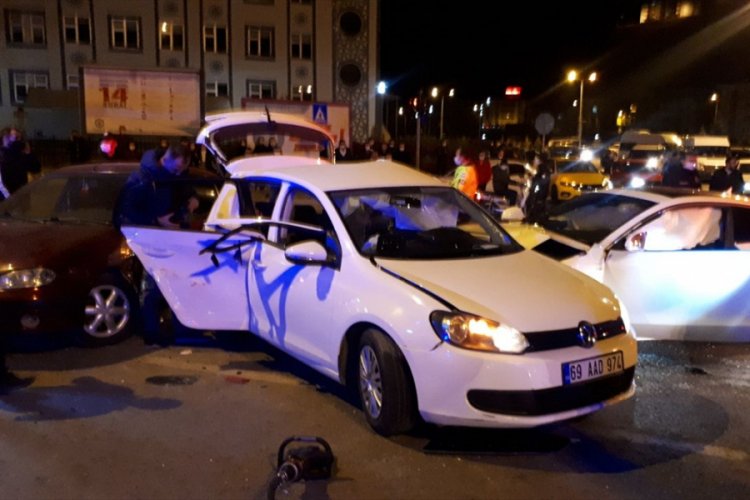 3 otomobilin karıştığı zincirleme trafik kazasında 7 kişi yaralandı