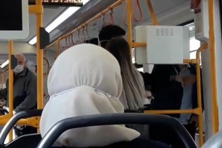 Bursa'da metroda ''neden sarılıyorsun'' kavgası