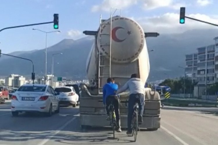 Bursa'da beton mikserinin arkasında tehlikeli yolculuk