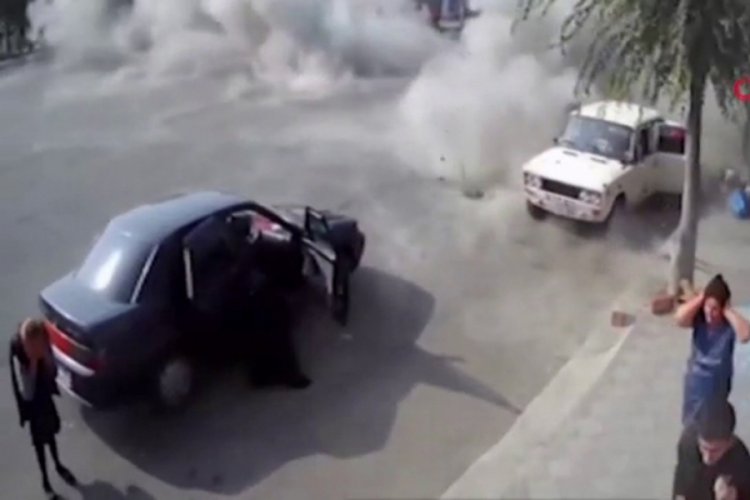 Berde'ye bombaların düşme anı görüntülendi