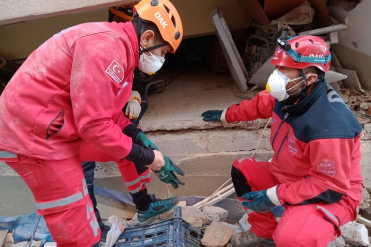 Enkaz altında 14 saat boyunca ölen torunun elini bırakmamış