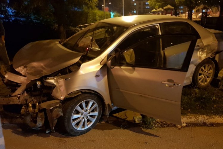 Bursa'da kontrolden çıkan otomobil duvara çarparak durabildi