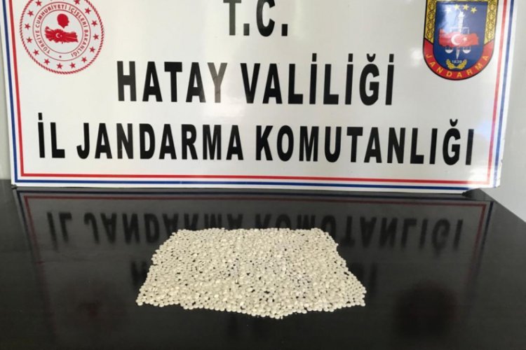 Jandarmayı görünce uyuşturucu hapları atıp, kaçtılar