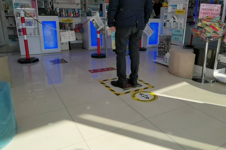 Macron'un fotoğrafını, sosyal mesafe işaretlemelerine yapıştıran Bursa'daki eczacı: Tepkimizi gösterdik