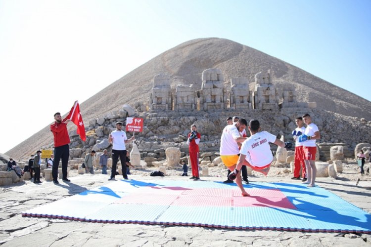 Nemrut'un zirvesinde kick boks gösterisi
