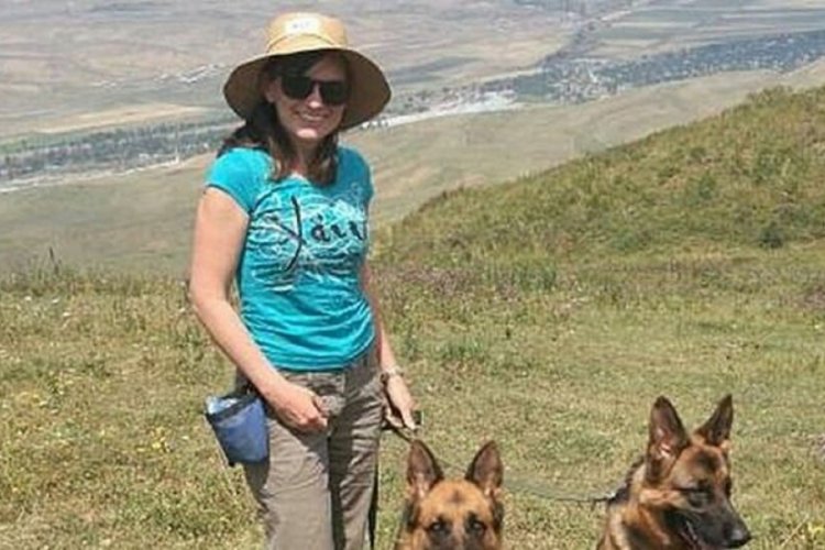 Koronavirüs nedeniyle geride bıraktıkları hayvanlarına kavuşmak için 70 bin dolara uçak kiraladılar