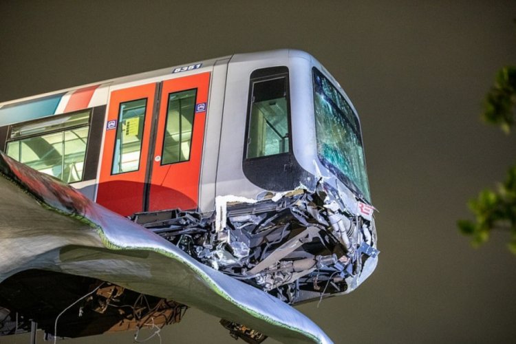 Hollanda'da metroda kaza: Tren 7,5 metre yükseklikte asılı kaldı