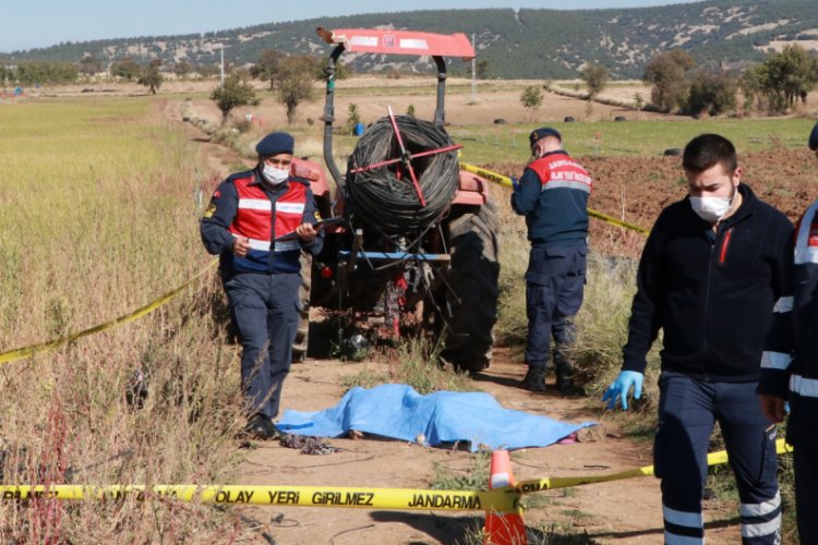 Elbisesini traktörün şaftına kaptırıp öldü