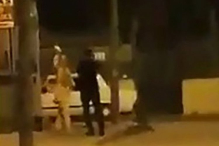 Sokak ortasında erkeğe şiddet uyguladı