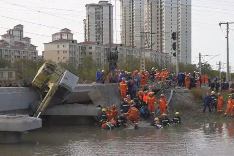 Çin'de köprü yıkıldı: 7 ölü