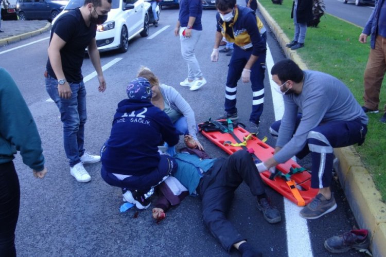 Otomobiliyle çarptığı yaralının başından ayrılmadı