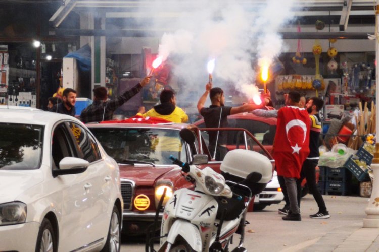 Asker uğurlamasında kesikleri yolda torpil patlatarak, konvoy yaptılar