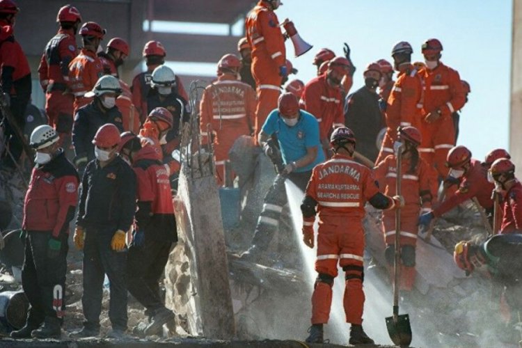 İzmir depreminin şiddeti iş yerlerinin güvenlik kameralarına yansıdı