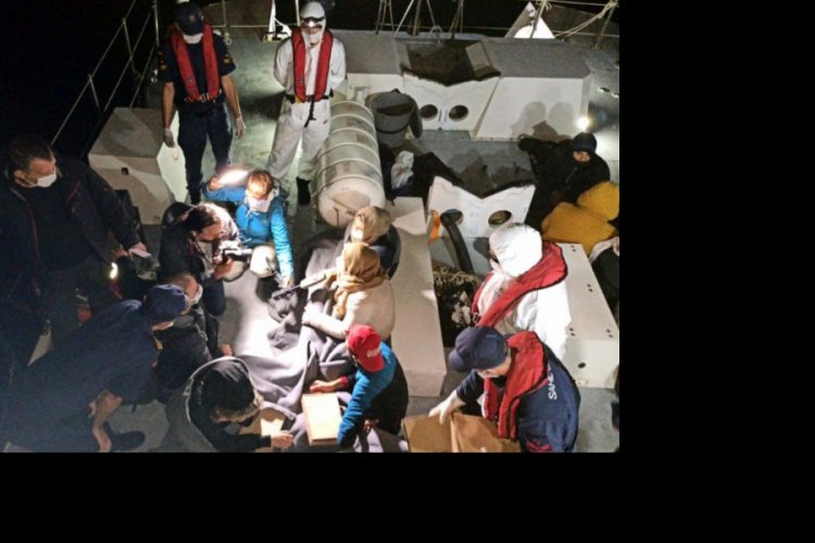 Yunan askerlerinin ölüme ittiği 18 kaçak göçmeni, Türk Sahil Güvenlik ekibi kurtardı