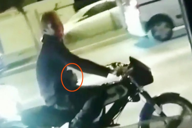Bu kez de bira kutusuyla motosiklet sürerken görüntülendi