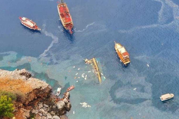 Antalya'da turist teknesi alabora oldu