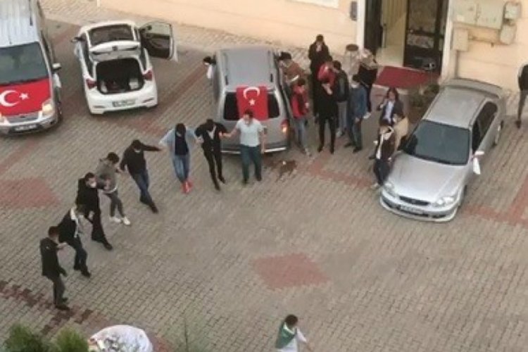 Bursa'da sosyal mesafe yine hiçe sayıldı!