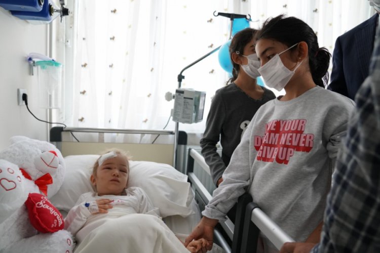 Enkaz altından kurtarılan Elif Perinçek annesiyle buluştu
