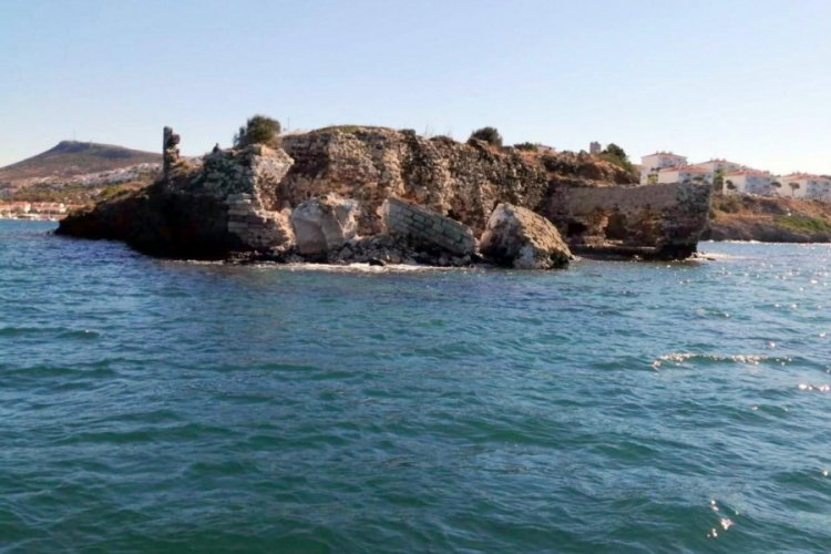 Deprem Foça'daki tarihi Osmanlı kalesini de vurdu