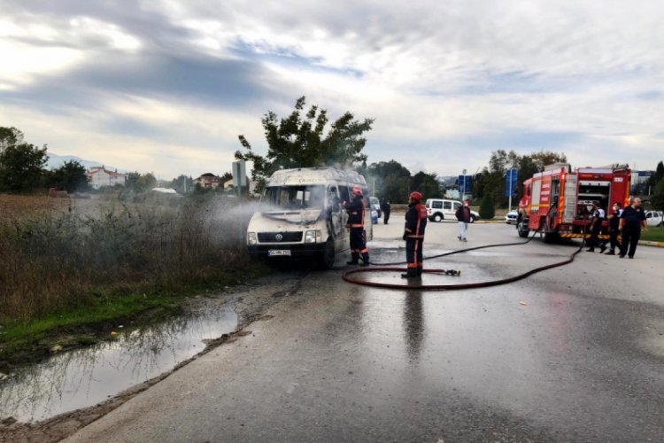 Ortaklarıyla sorun yaşayınca minibüsü ateşe verdi