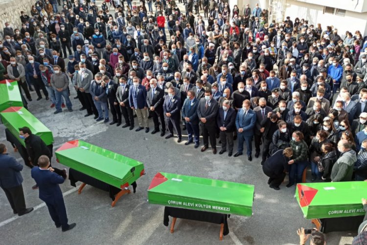 Depremde ölen babaanne ve 4 torunu toprağa verildi