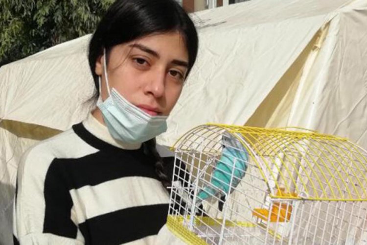 Depremde, kuşu Şanslı'yı almak için kaybettiği 10 saniye hayatını kurtardı