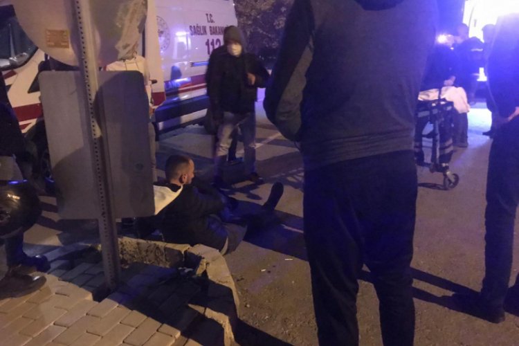 Bursa'da otomobil motosiklete çarptı