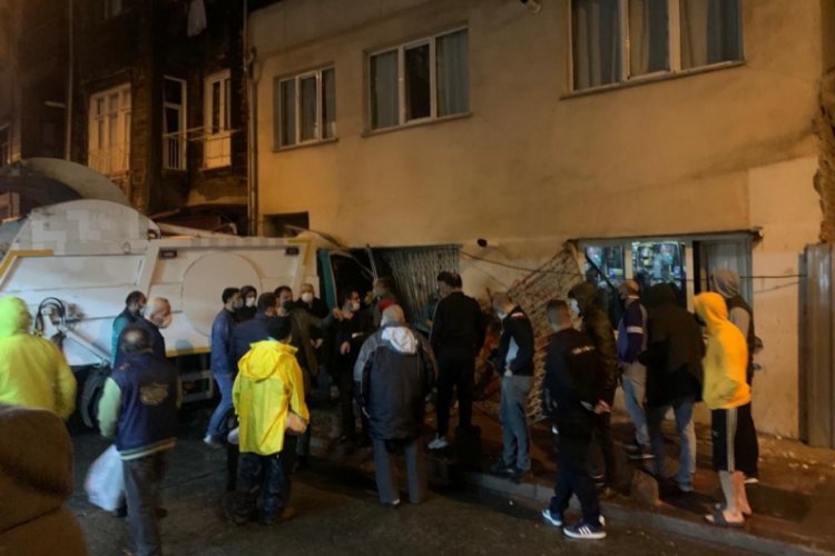 Freni boşalan çöp kamyonu bir evin kapısına çarptı