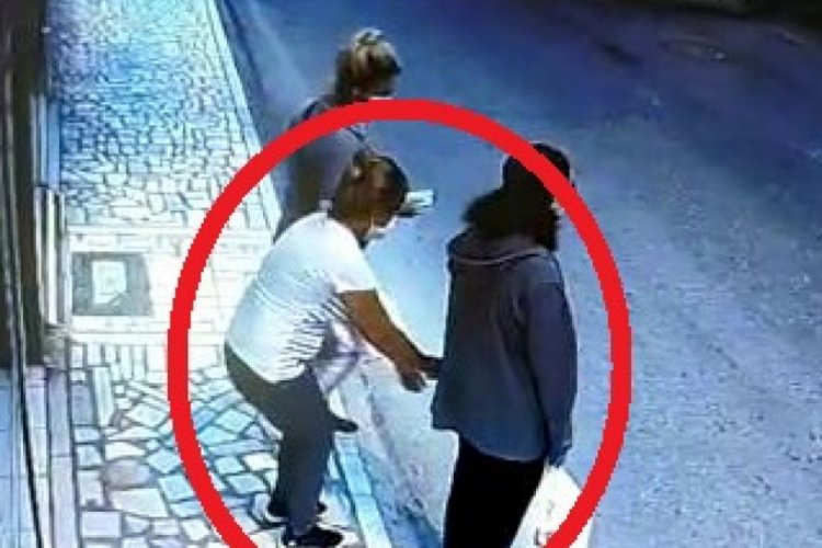 Bursa'da arkadaşı ''perdeledi'' kendisi kaldırımda bekleyen kadının telefonunu çaldı