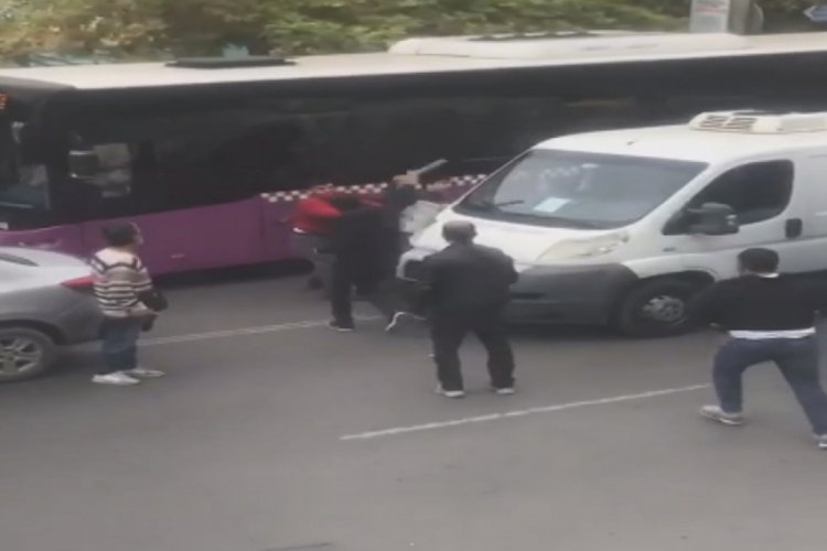 Sopalı yol verme kavgası kamerada