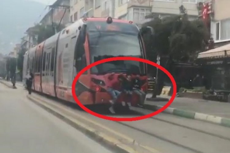 Bursa'da 3 çocuktan tramvayda tehlikeli yolculuk