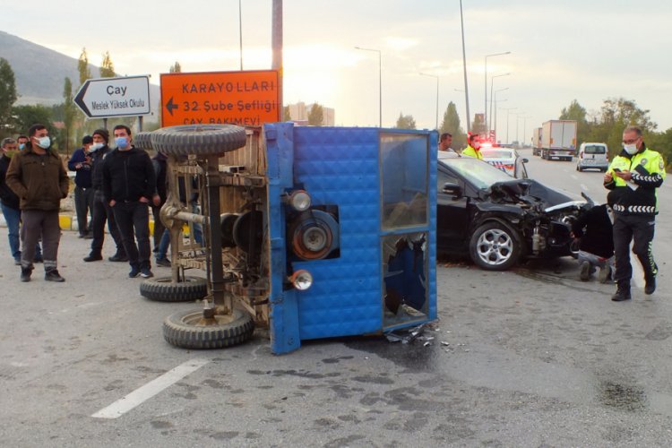 Otomobille tarım aracı çarpıştı: 2'si ağır, 7 yaralı