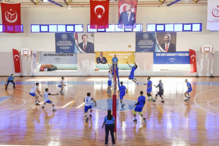 Bursa Karacabey Belediyespor voleybol takımı kazanmaya devam ediyor
