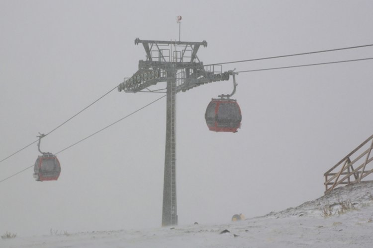Erciyes'e lapa lapa kar yağdı