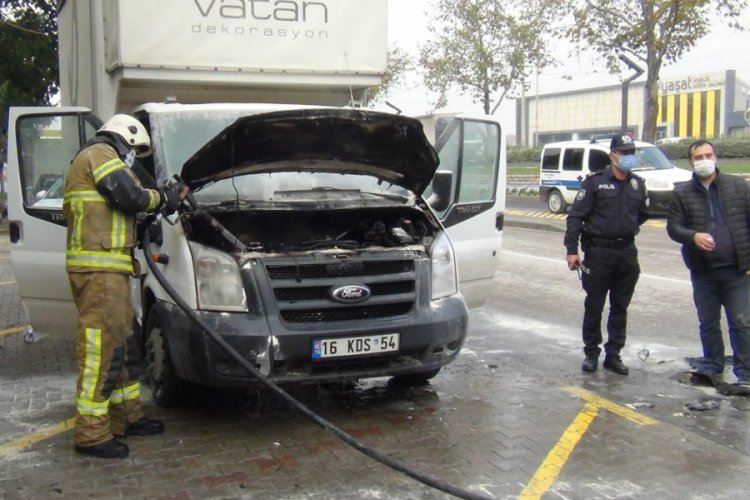 Bursa'da seyir halindeki kamyonet alevlere teslim oldu