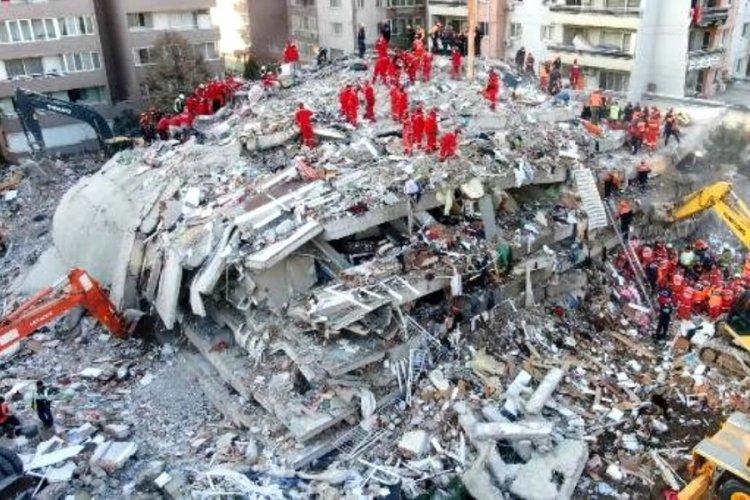 İzmir depreminde, Rıza Bey Apartmanı'nın çökme anı ortaya çıktı