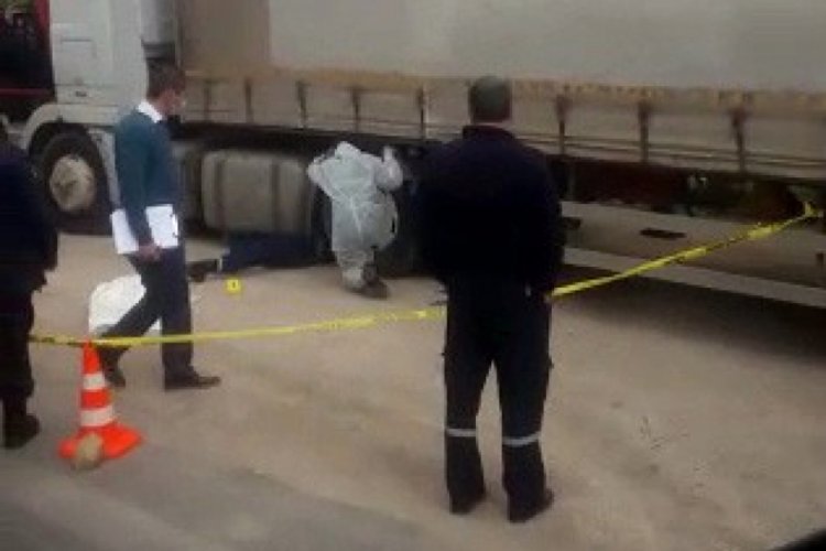 Tamir ettiği tırın altında kalan sürücü hayatını kaybetti