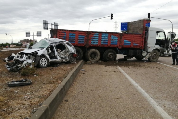 Kamyon ile otomobil çarpıştı: 1 ölü, 2 yaralı