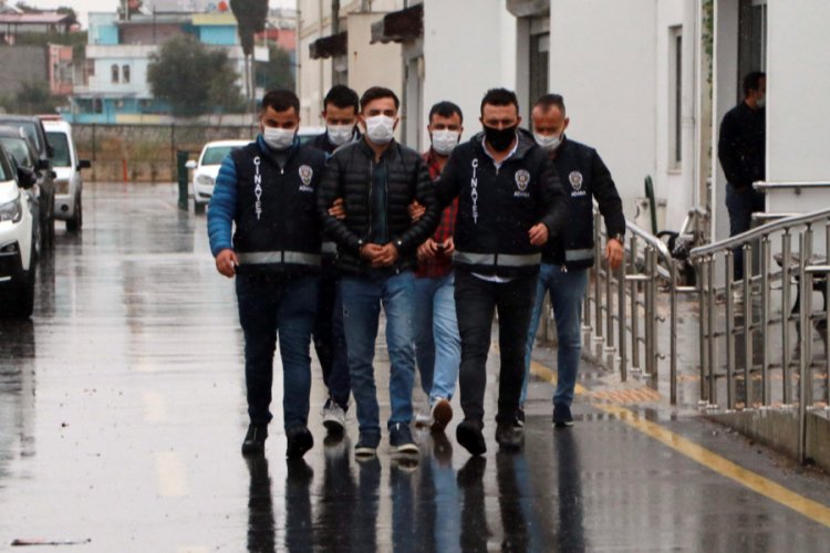 Eğlence mekanında kendisine laf atan kişiyi bacağından vurdu