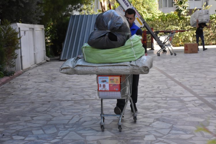 Evleri zarar gören depremzedeler taşınıyor