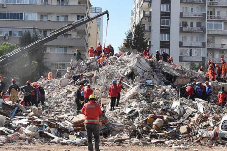 ''Emrah Apartmanı'nın beton parçalarını kürekle kırdık''