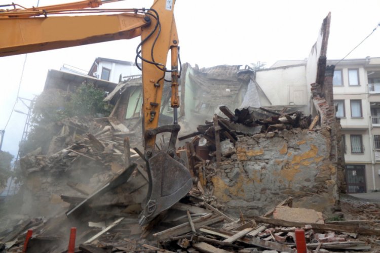 Bursa'da tehlike arz eden bina yıkıldı