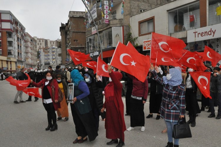 HDP'li vekil ve partililer ailelerin basın açıklamasını engellemeye çalıştı