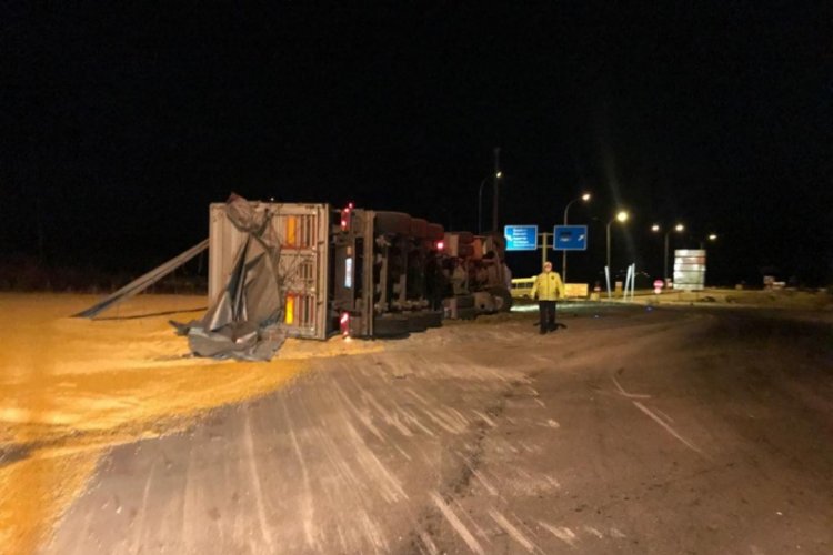Afyonkarahisar'da devrelin tırın sürücüsü hayatını kaybetti