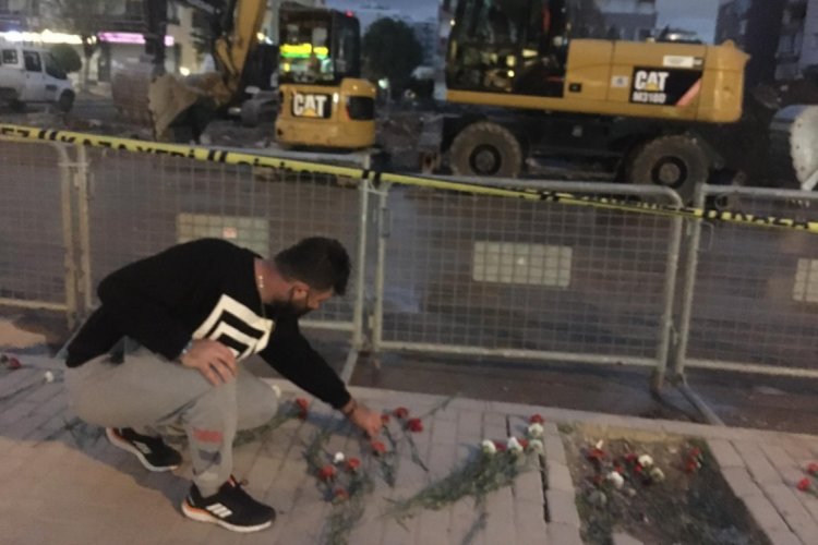 Rızabey Apartmanı'nın önüne karanfiller bırakıldı