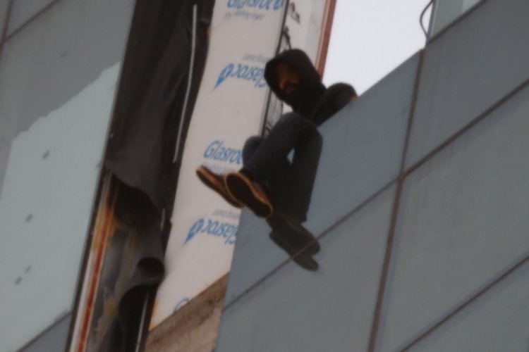 Otel inşaatına çıkan genç iki saatlik çabayla ikna edildi